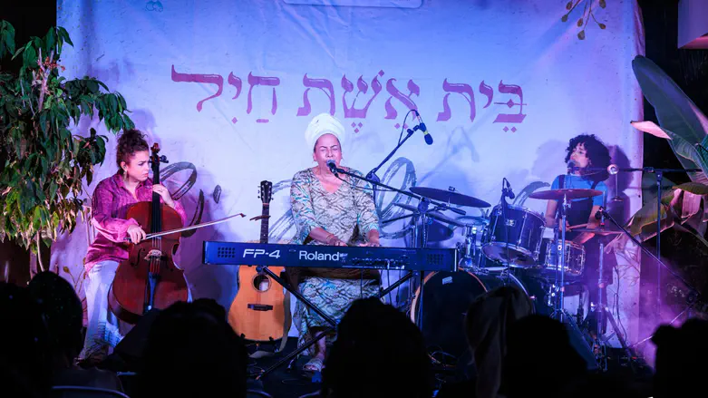 רוחמה בן יוסף מופיעה באירוע