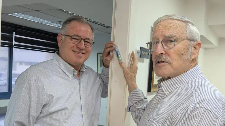 קביעת מזוזה במשרד