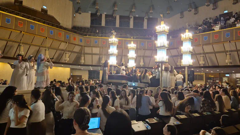 מאות הבנות במעמד