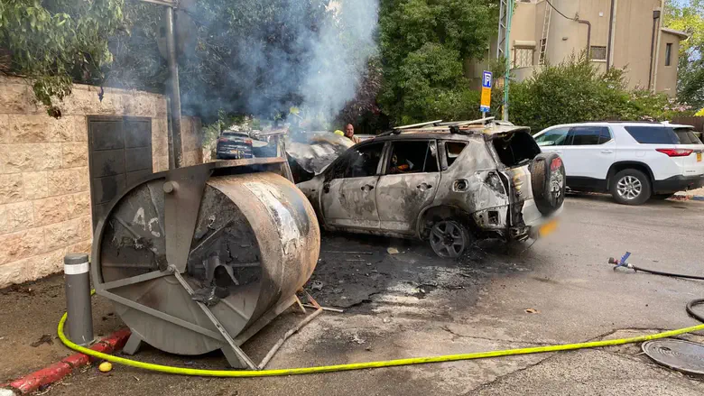 הרכב והפח שהוצתו