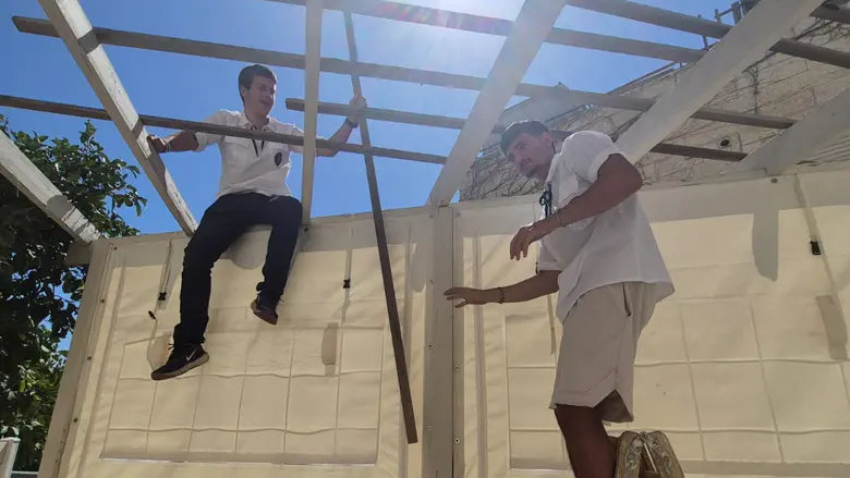 צוות הבונים בפעולה