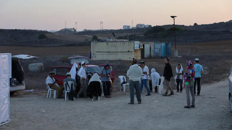 תפילת שחרית בנקודה