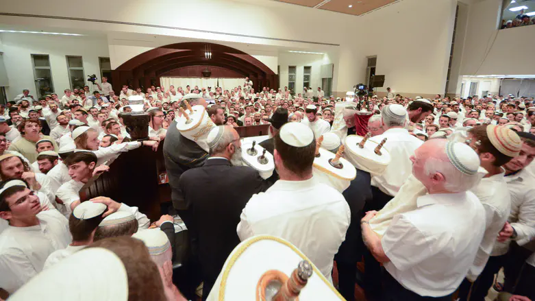 רוקדים בהקפות השניות בישיבת הר המור