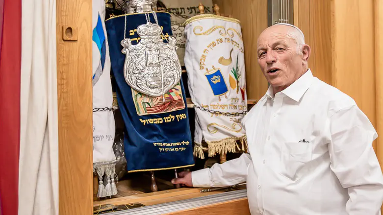 הכנסת ספר התורה