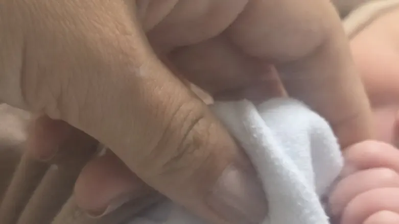 שירית עם בנה התינוק