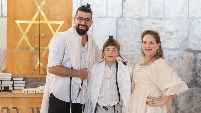 חנן והדסה עם בנם ברוכי