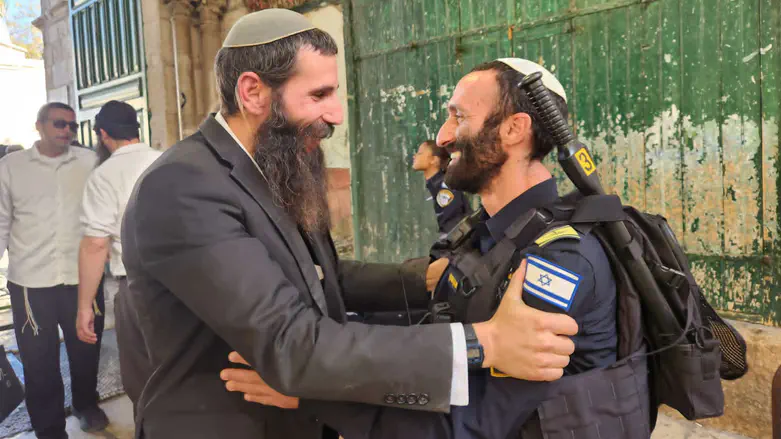 הרב וולפסון עם השוטר