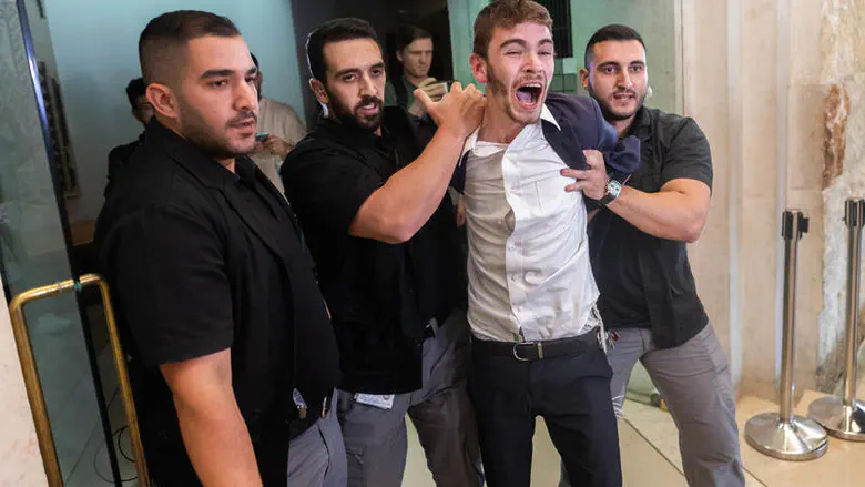 מתפרעים בבית המשפט