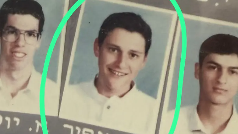 איתי אופיר בתמונת מחזור של ישיבת בנ"ע נתניה