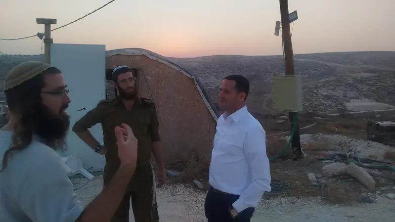 אוהד טל עם תושבים