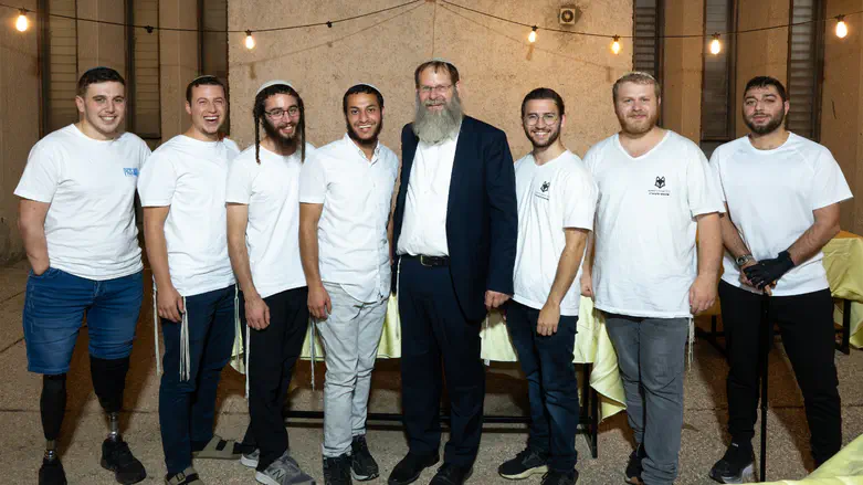 הרב יואל מנוביץ' עם שבעת תלמידים שנפצעו