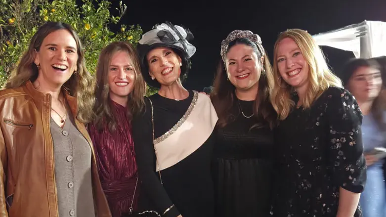 נשות התקשורת בחתונה עם הרבנית