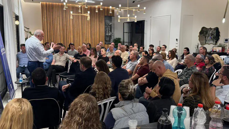 ליברמן בחוג בית