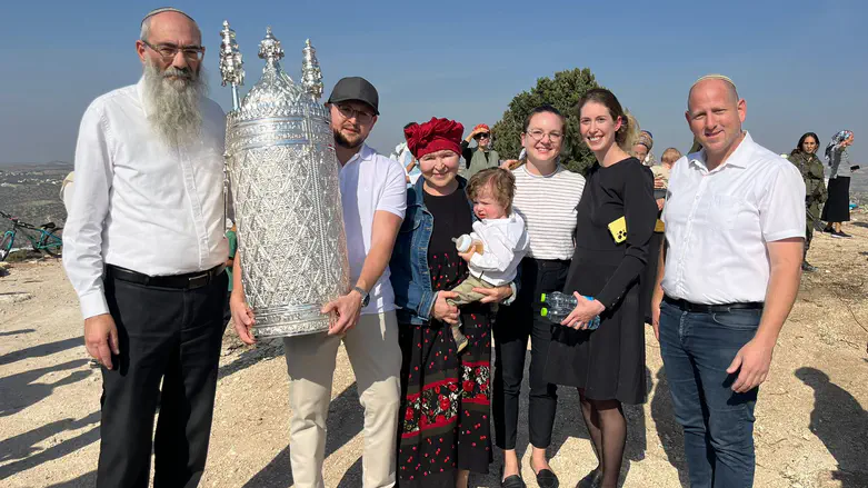 ספר תורה הוכנס לשכונה החדשה בקדומים