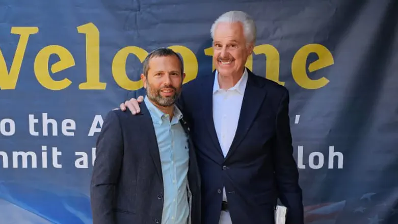 מייק אוונס עם ראש המועצה ישראל גנץ