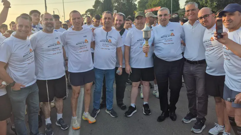 צביקה מור מזניק את המירוץ