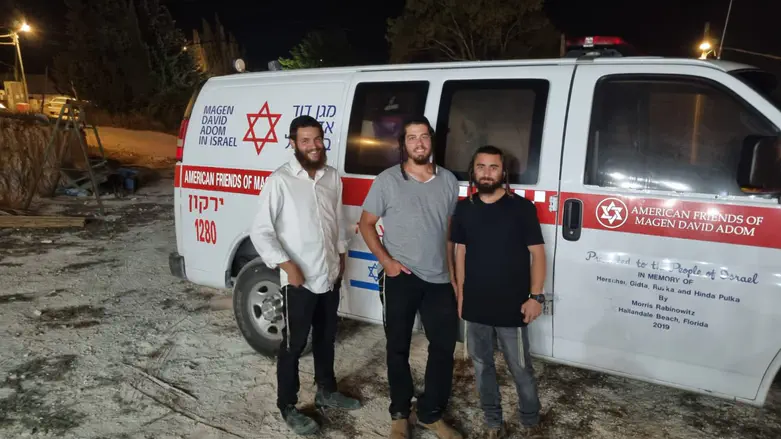 התלמידים עם האמבולנס