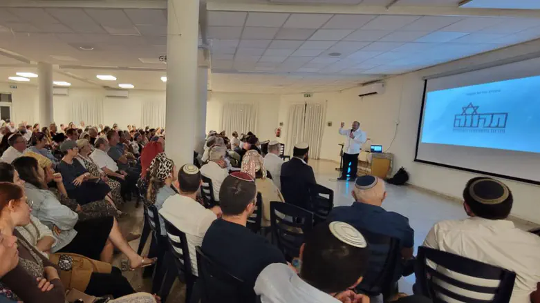 מור נואם באירוע