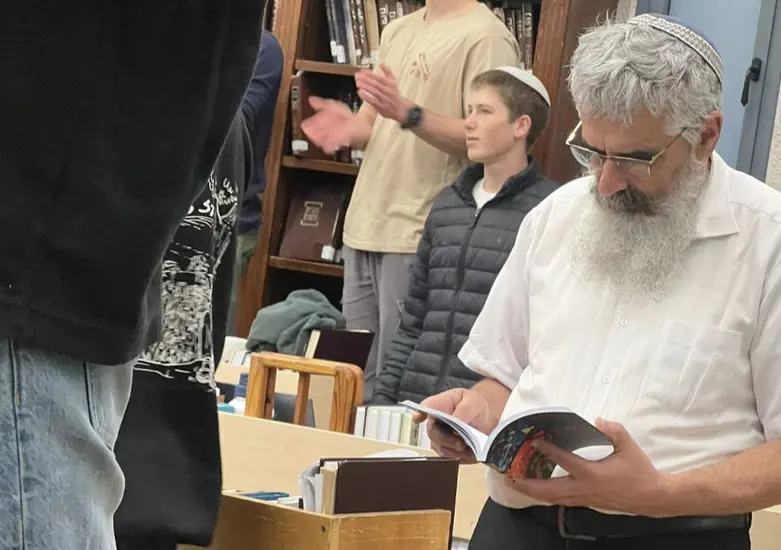 הרב שרלו קורא את הספר