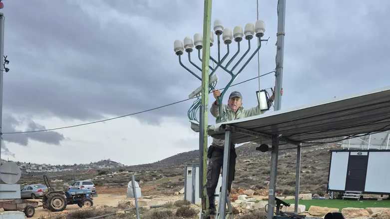 ד"ר משה פרץ מכין את החנוכייה