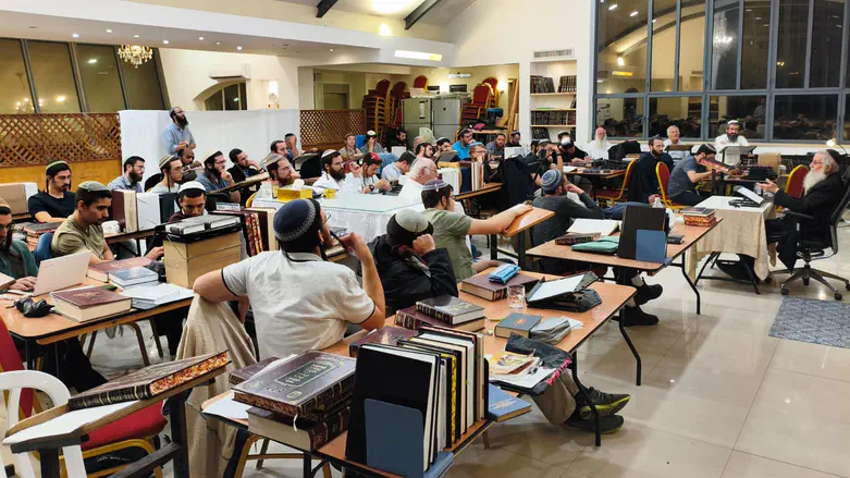 הרב זלמן מלמד בשיעור