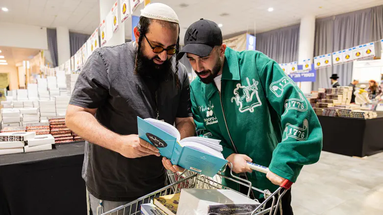 יעקב אסרף מתעמק בלימוד