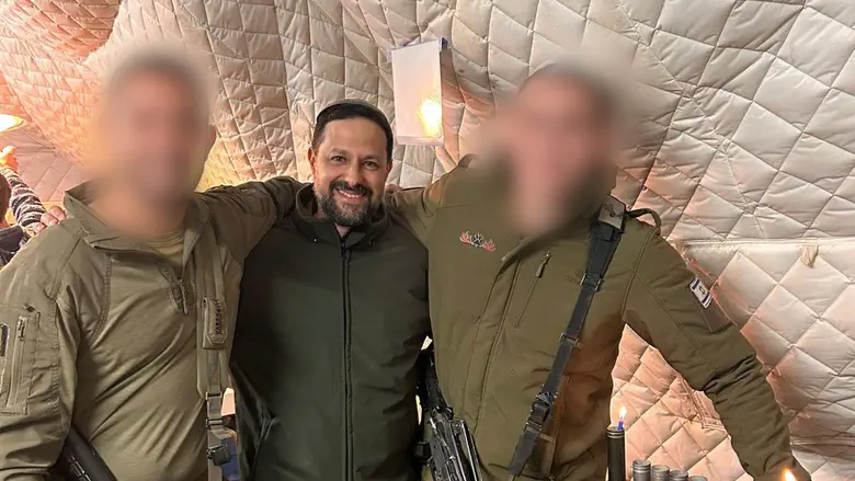 הרב רוני רקח בהדלקת נרות בשטח