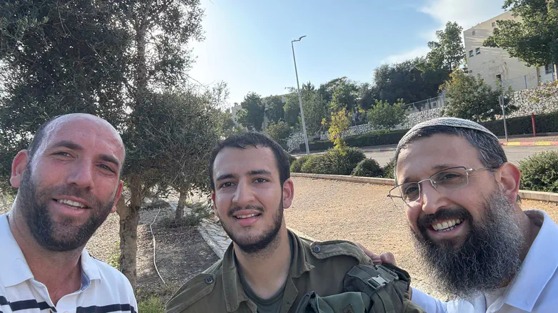 חנימוב (במרכז) עם רבני הישיבה