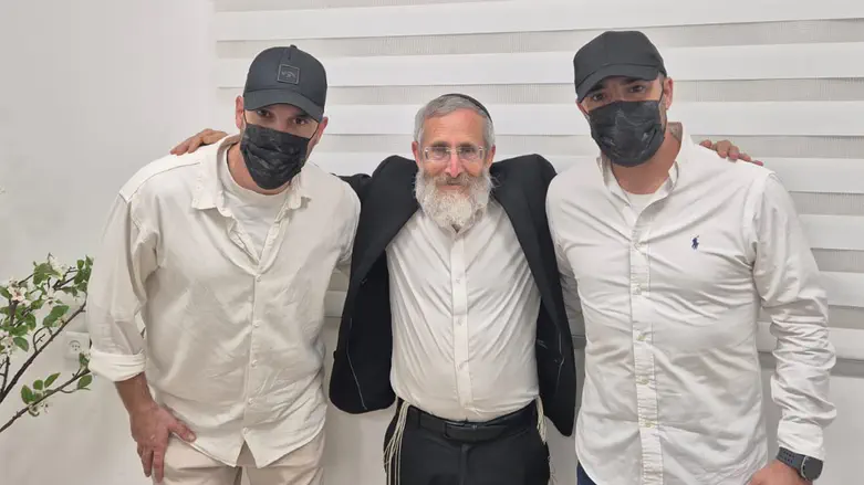 הרב פנדל עם הלוחמים