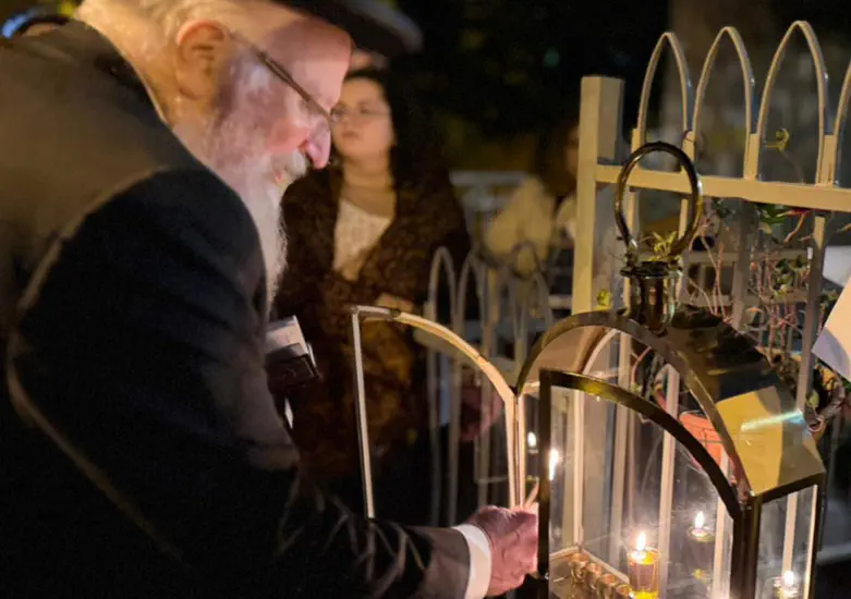 הרב אליהו בהדלקה