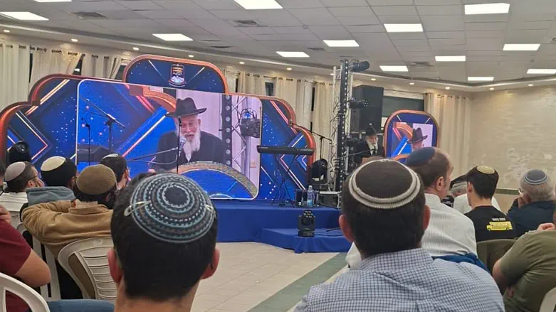 הרב עמיאל שטרנברג נושא דברים