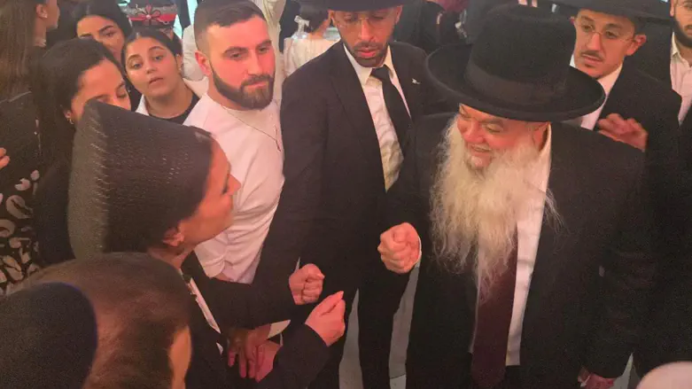 הרב מברך את ח"כ סון הר מלך