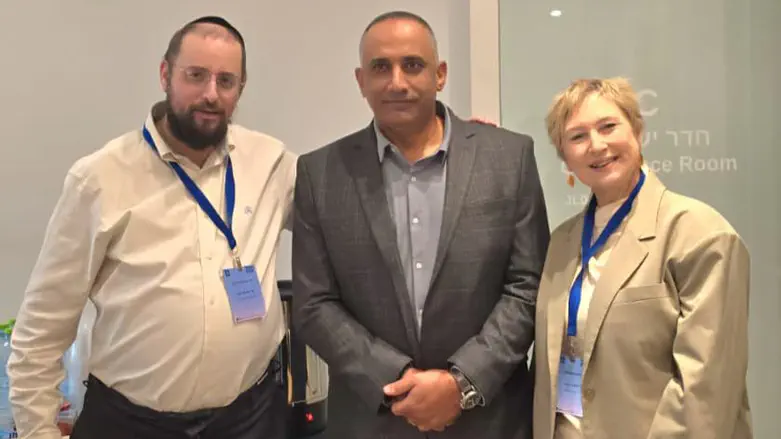 כהן לצד שמחי וחיים