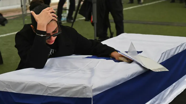 שירה גואילי על ארונו של רני