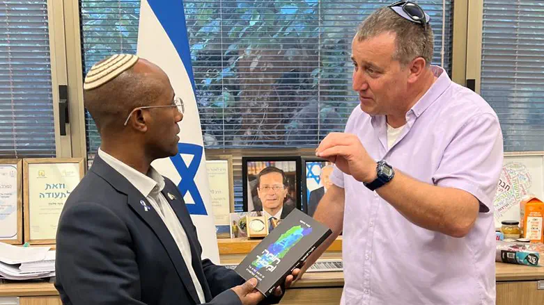 דויטש מעניק את הספר