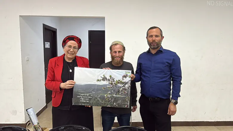 גנץ, סטרוק ואסף וולברג יו"ר היישוב