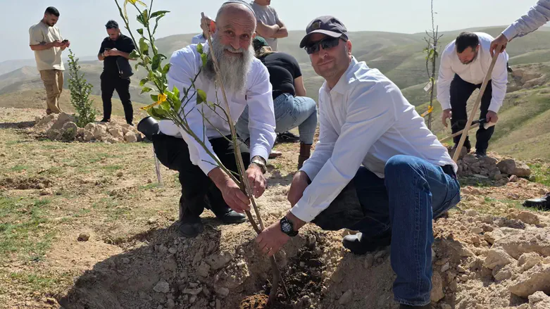 ח"כ קרויזר ואביו בנטיעות