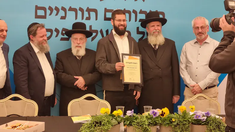הרב כרמון בקבלת הפרס