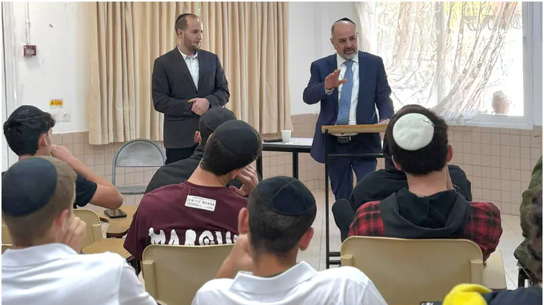 בשיחה עם התלמידים