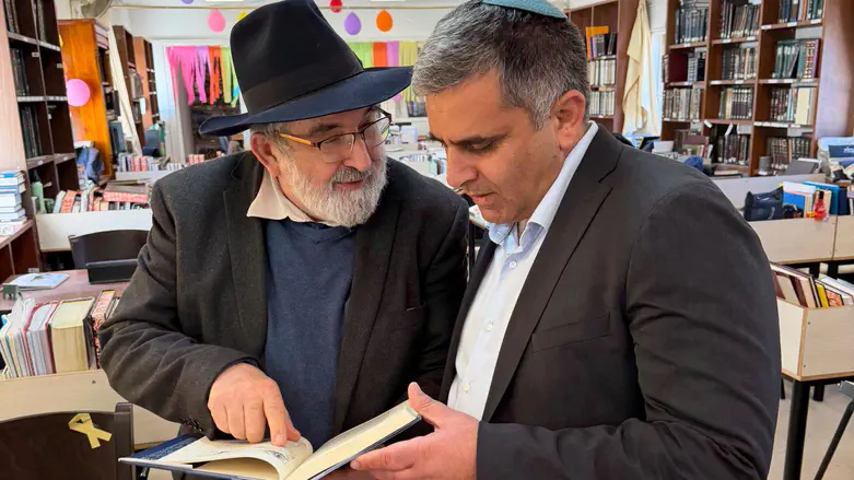 סופר בביקור