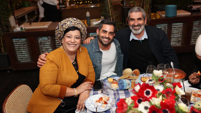 משה כורסיה עם הוריו