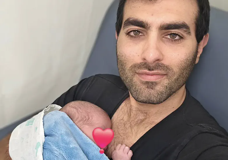 שקולניק עם התינוק