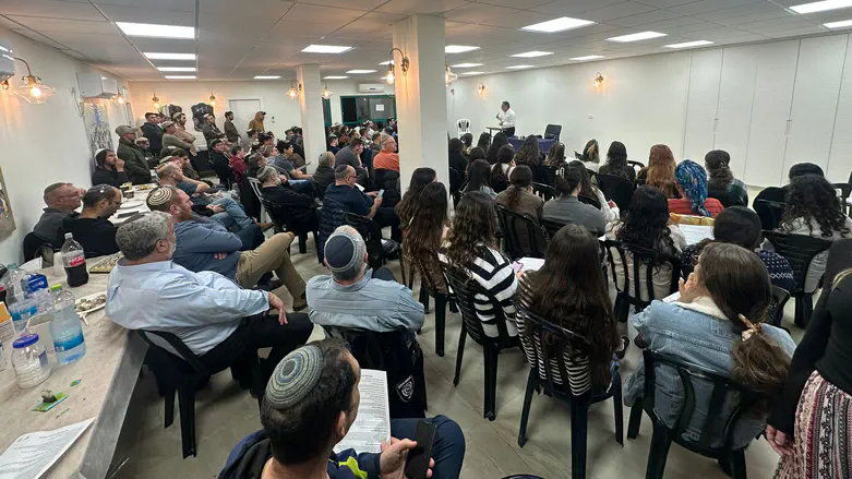 הרב בנציון אלגאזי מעביר שיעור