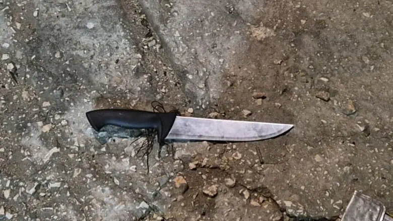 הסכין בה איים אחד המחבלים