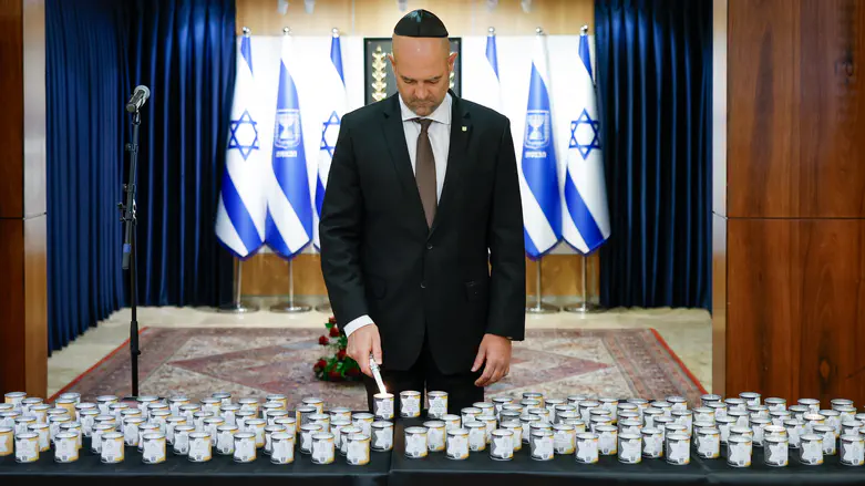 אוחנה מדליק נר