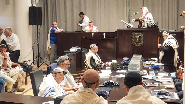 התפילה במליאה