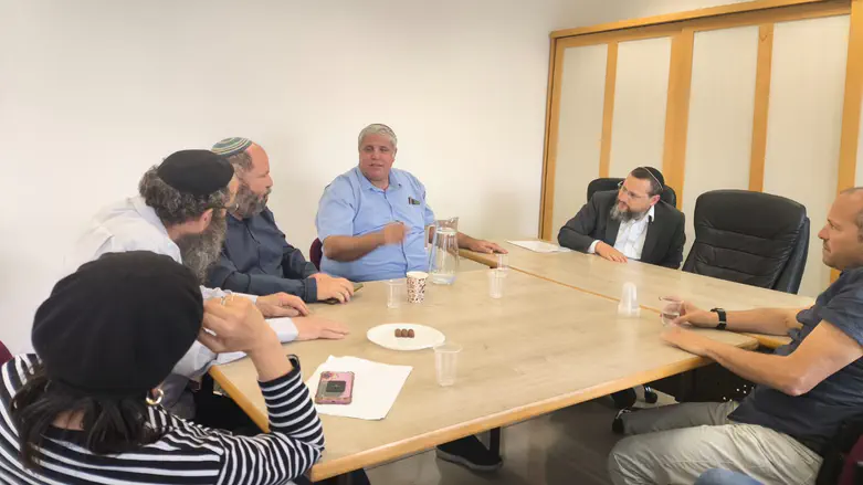 נערכים להדלקה