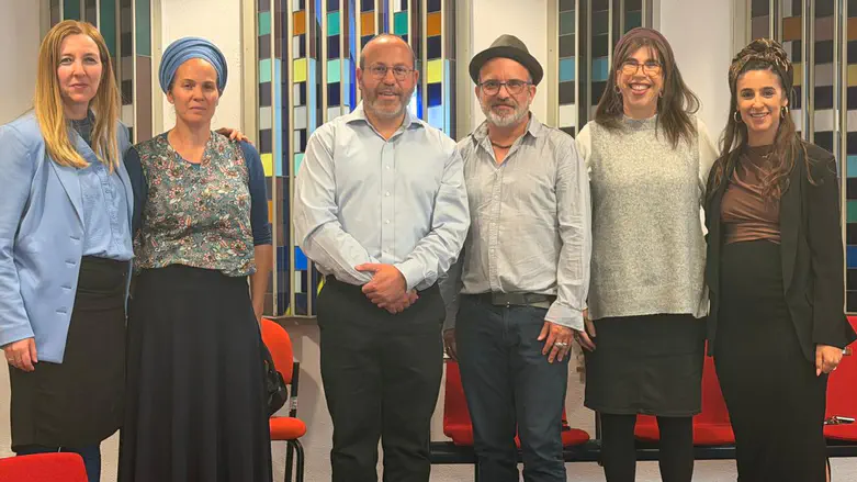 הסטודנטיות עם צביקה מור