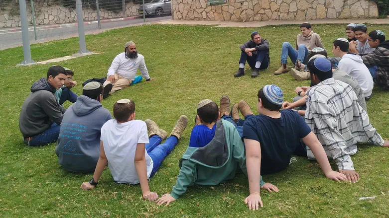 הרב ברק אהרונוב עם תלמידים
