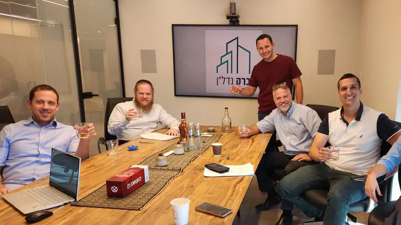 ברק הס עם העובדים